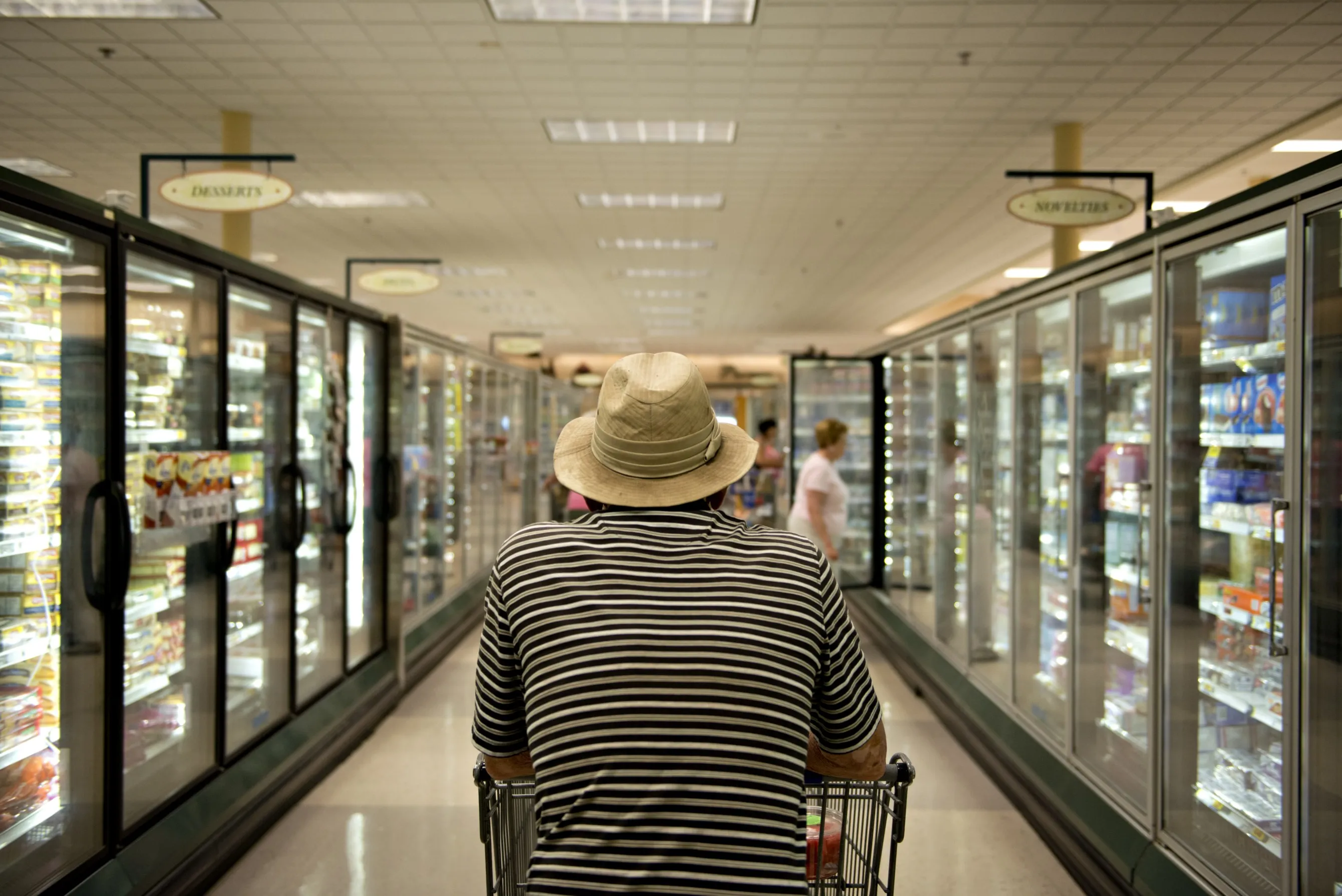 A shopper pushes a shopping cart through a&nbsp;supermarket in Peoria, Illinois.&nbsp;