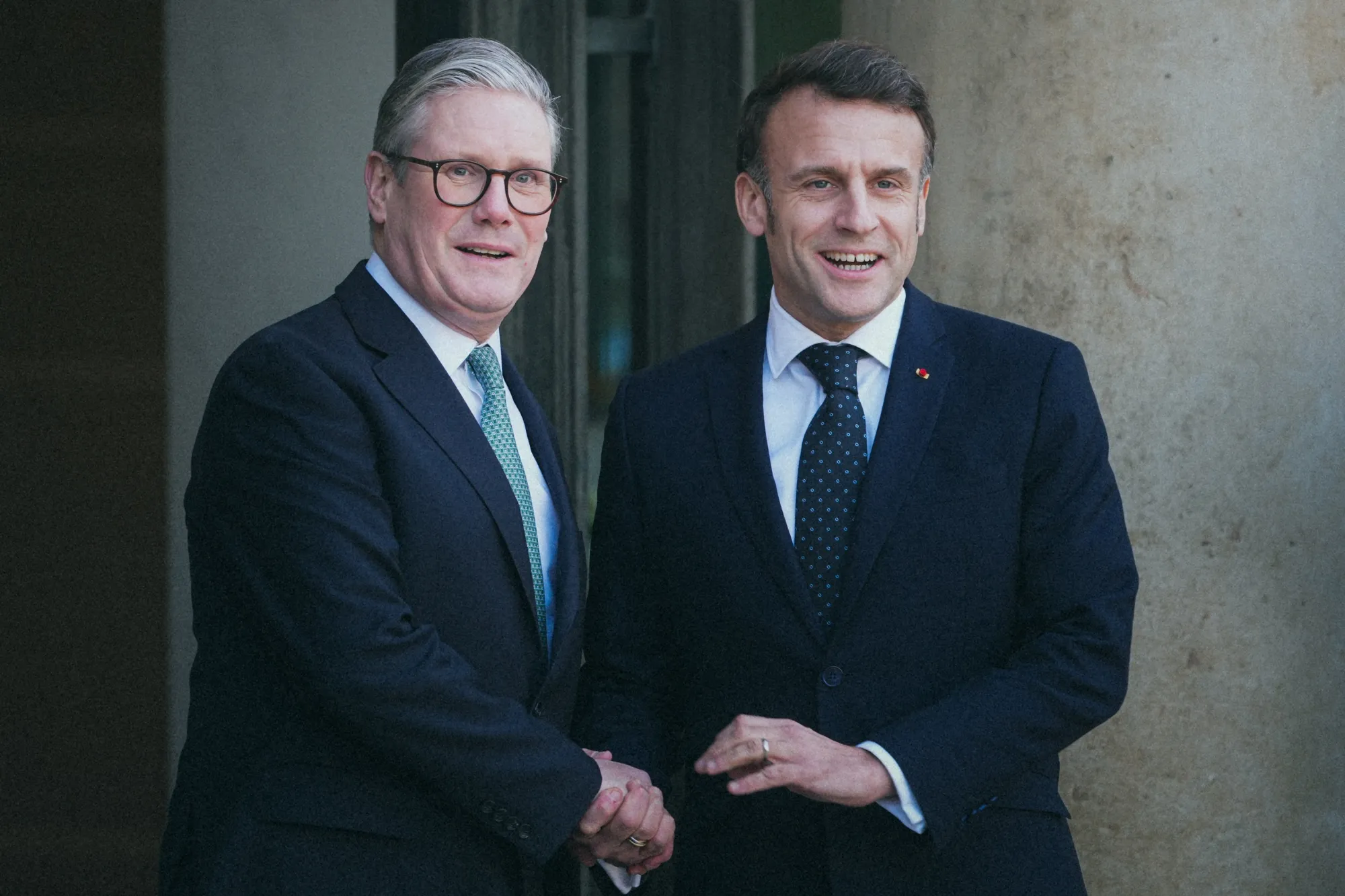 Emmanuel Macron&nbsp;welcomes Keir Starmer.