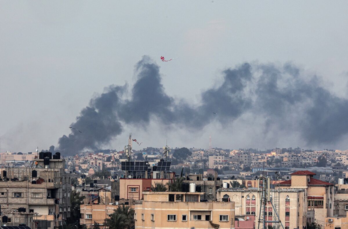 Israeli forces storm the main hospital in southern Gaza, saying ...