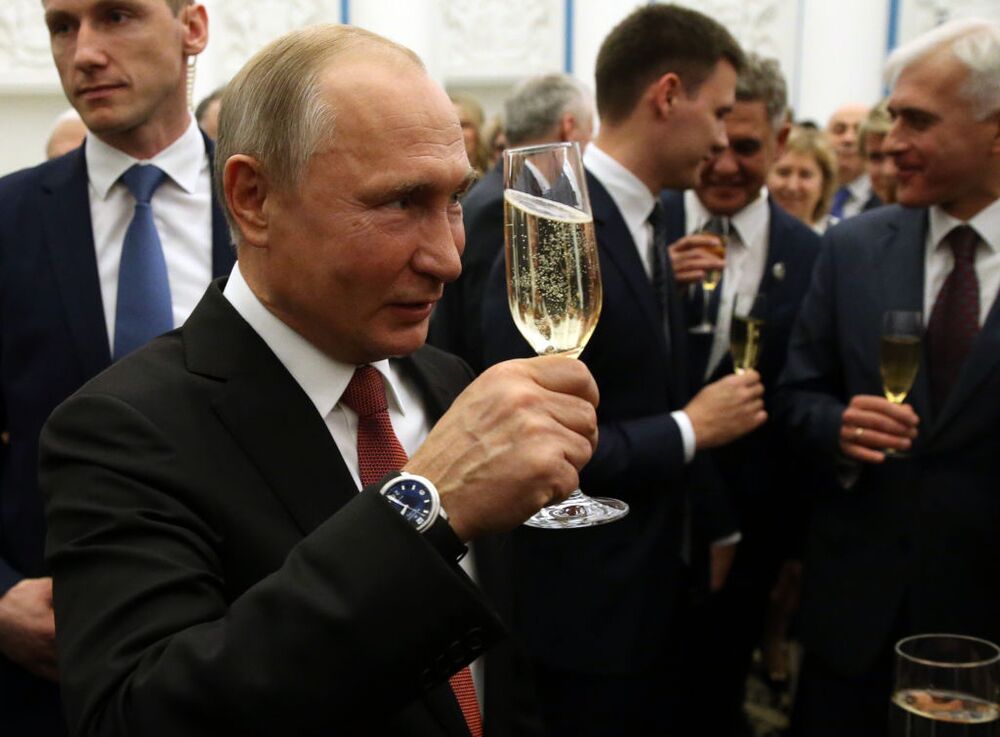 Russia Is Shunning Dollar Ets And Getting Behind The Euro Bloomberg Putin Is Throwing His Weight Behind The Euro