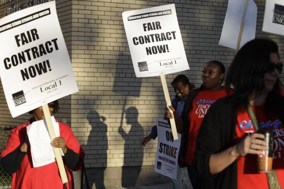 Chicago Teachers Set Strike Date as Investors Eye Costs