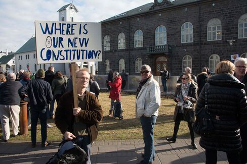 People protest against Icelands Prime Minister Sigmundur David Gunnlaugsson outside parliament in Reykjavik, Iceland on April 4, 2016.