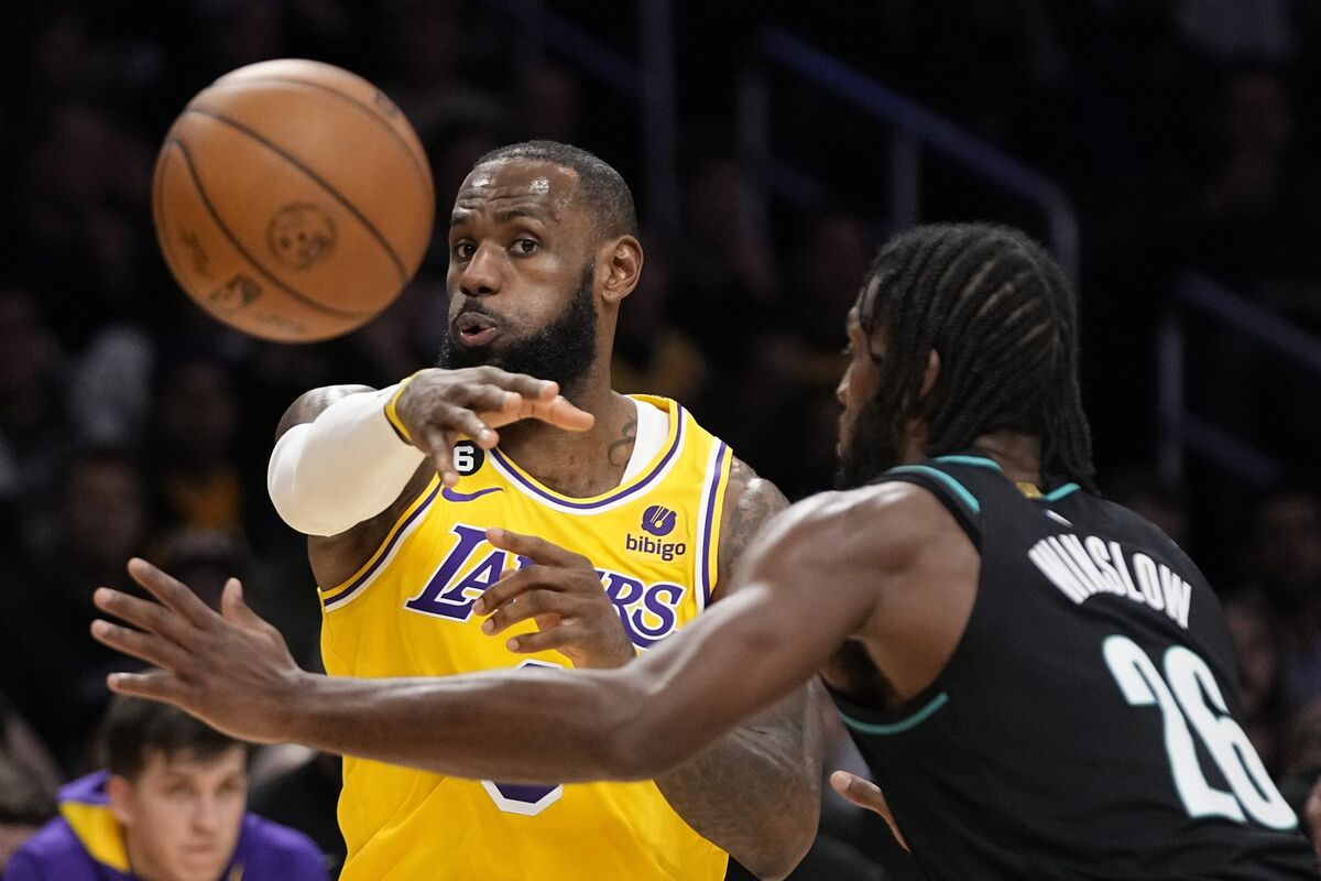 LeBron Gets 31 in Lakers' 128-109 Rout of Dame-less Blazers