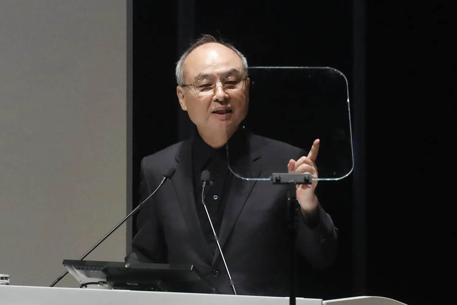 ソフトバンクG社長、アーム買収にみずほFGの陰－全株取得提案 