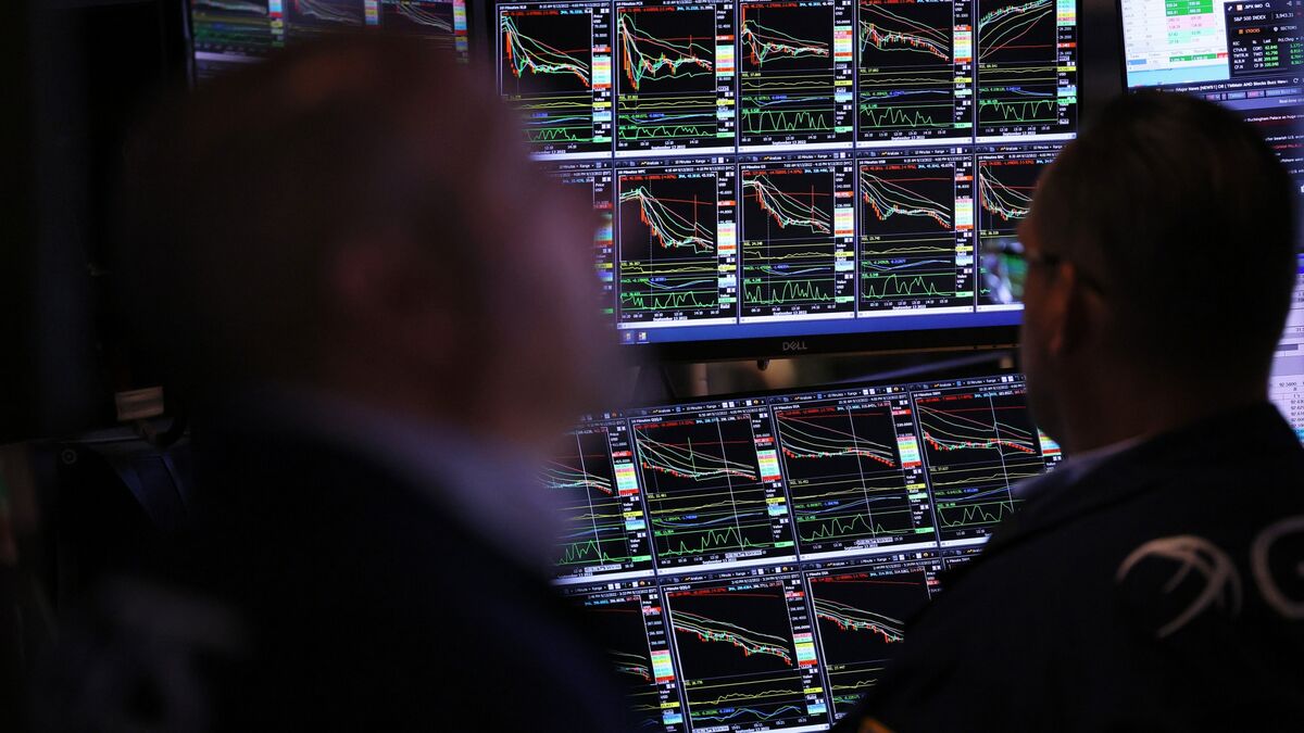 Stock Traders Are Ignoring Blaring Bond Alarms - Bloomberg