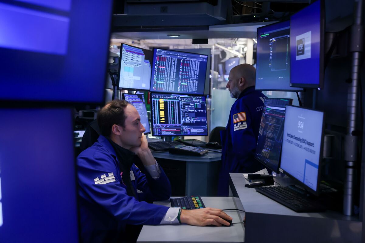 Nasdaq 100 Slides 4.8% as Traders Dump Tech, Buy Defensive Names
