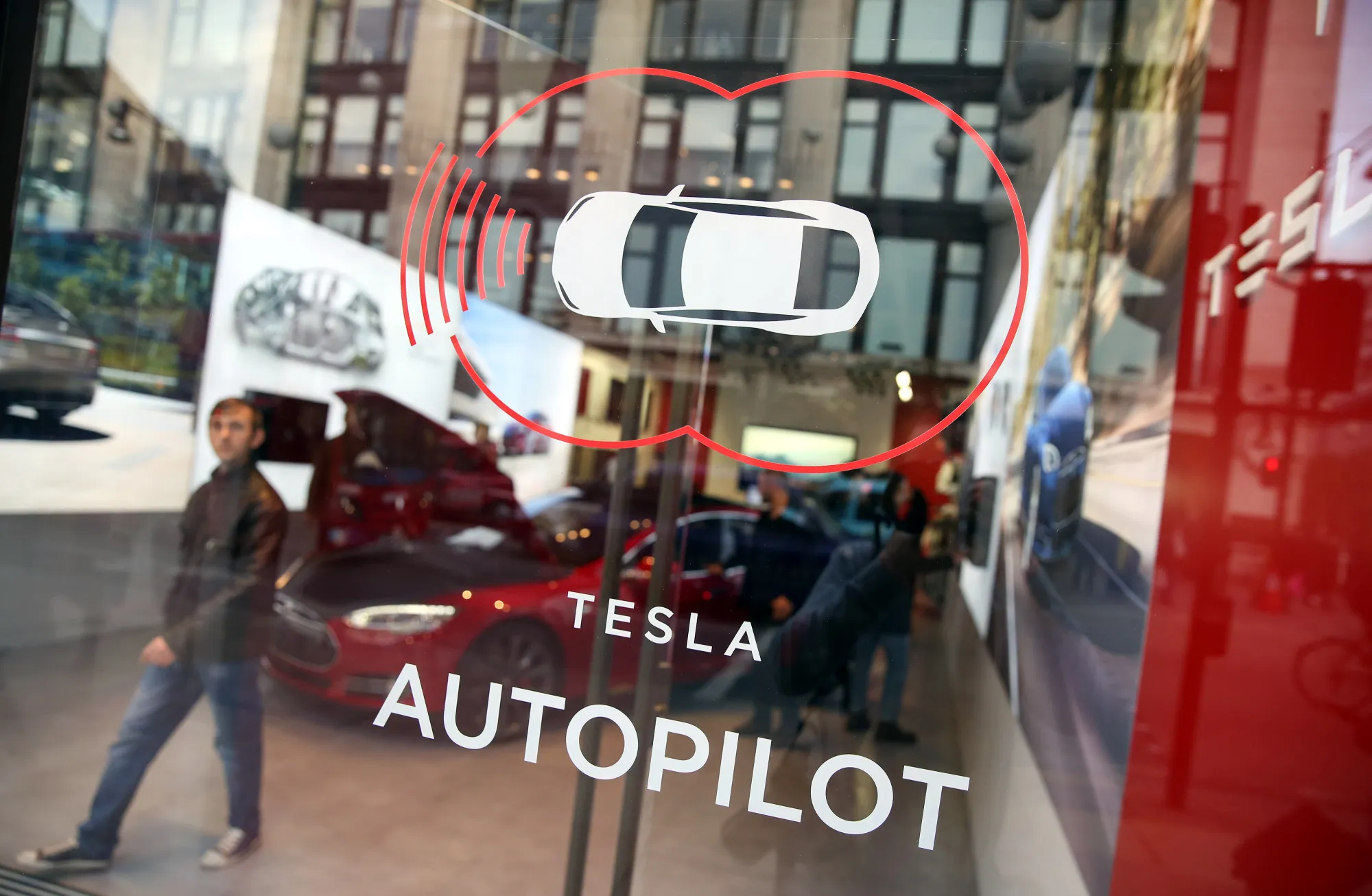 An advert for&nbsp;Tesla Motors Inc.'s Autopilot feature at a showroom&nbsp;in London, U.K..