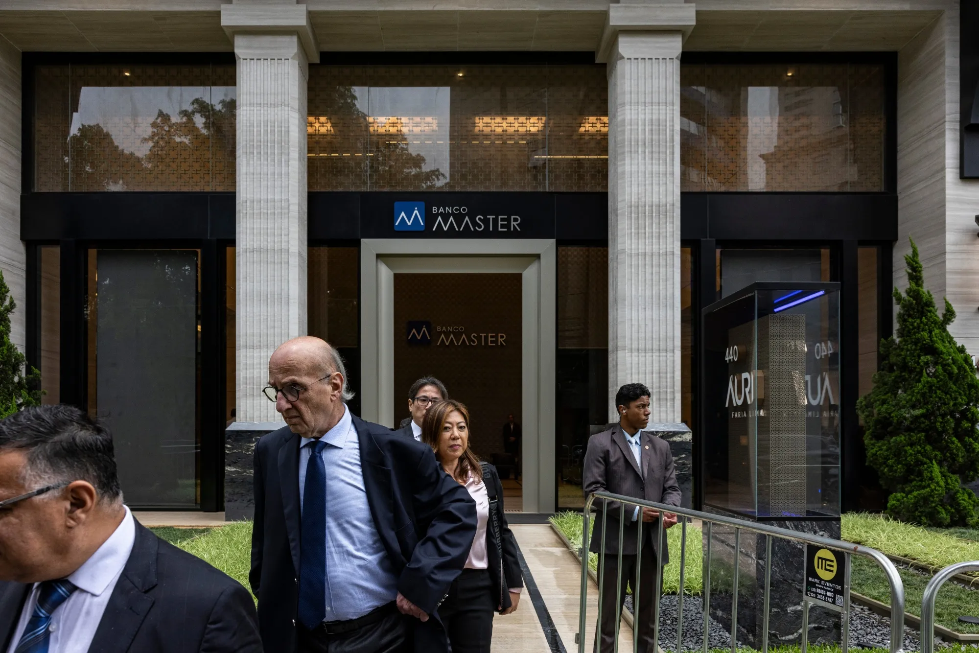 Empregados do Banco Central deixam sede do Banco Master em São Paulo em 18 de novembro