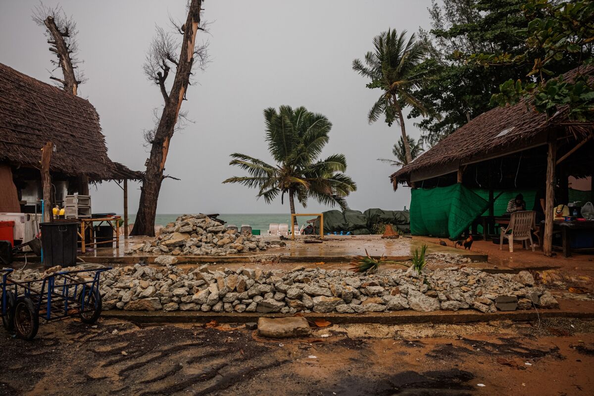 As Thailand Cracks Down on Foreigners, a Tourist Paradise Rethinks Its Welcome
