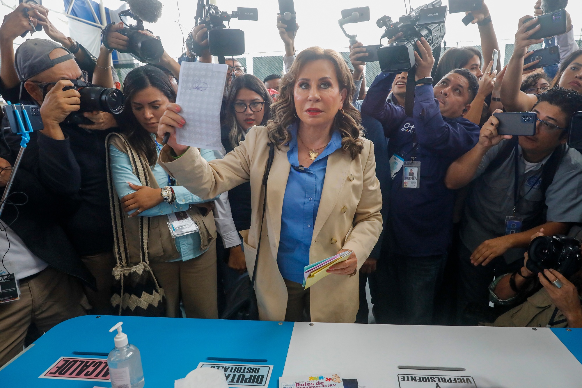 Torres Leads Violent Guatemala Vote That Saw Poll Workers Doused With ...