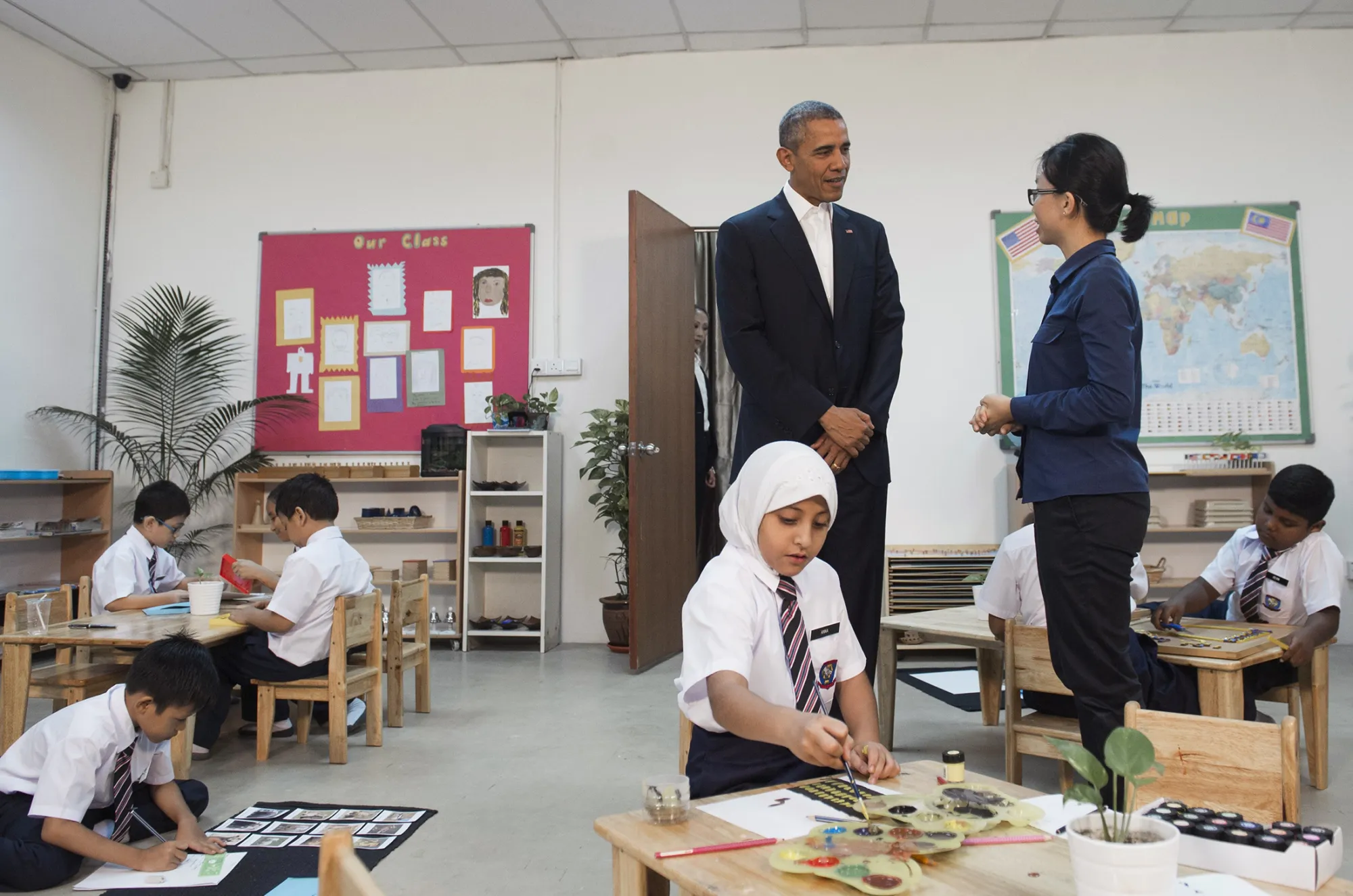 US President Barack Obama tours the Dignity for Children Foundation with children between the ages of seven and nine in Kuala Lumpur.
