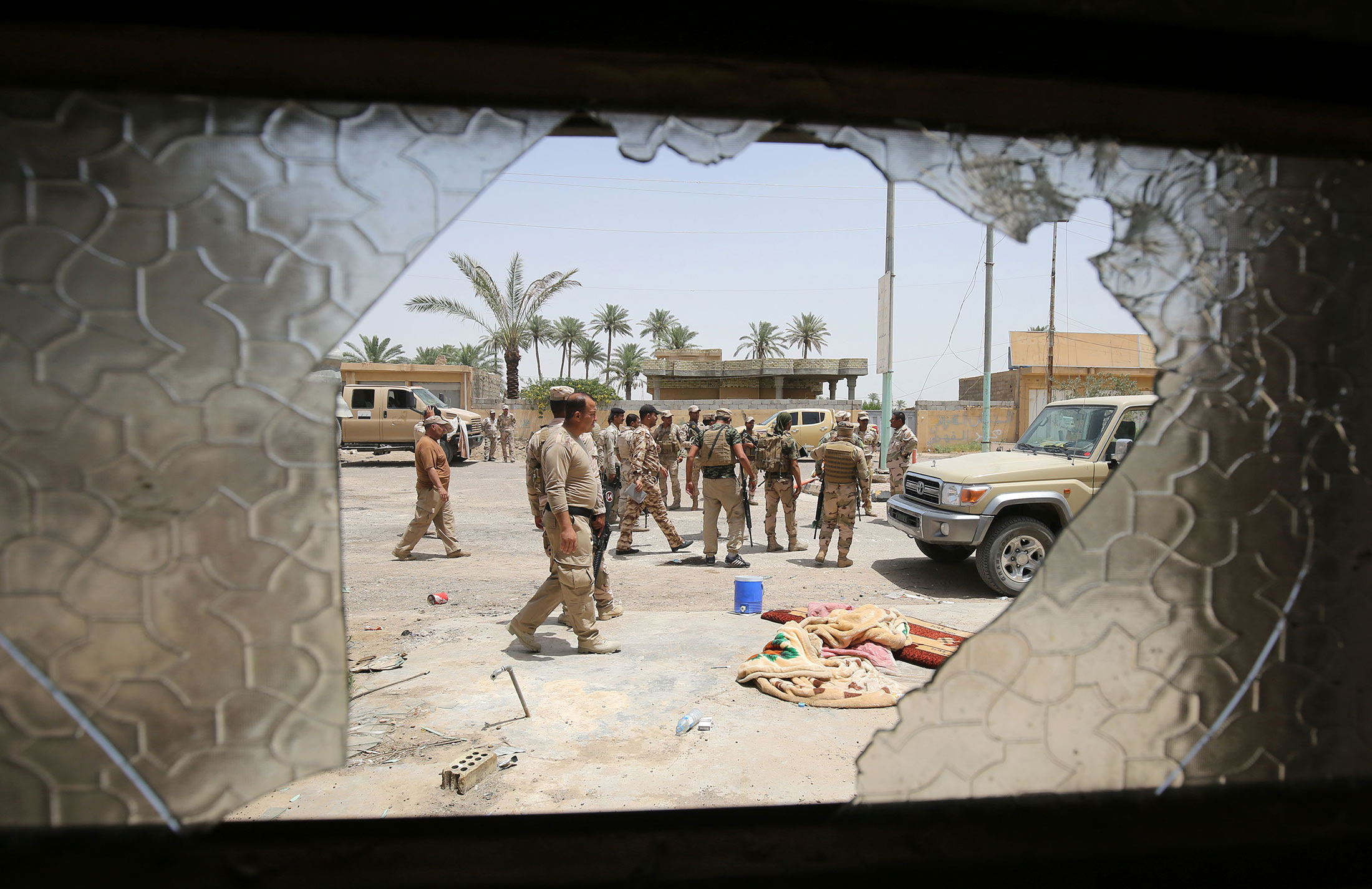 Inside Fallujah's Siege: Trapped With Islamic State - Bloomberg