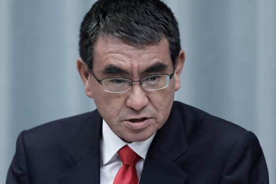 Japan Vaccine Czar Outshines Suga to Rise as Potential Successor