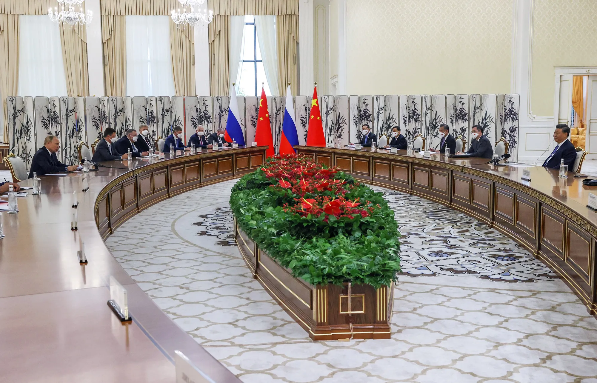 Russian President Vladimir Putin, left, and Chinese leader Xi Jinping&nbsp;in Samarkand, Uzbekistan, on Sept. 15.