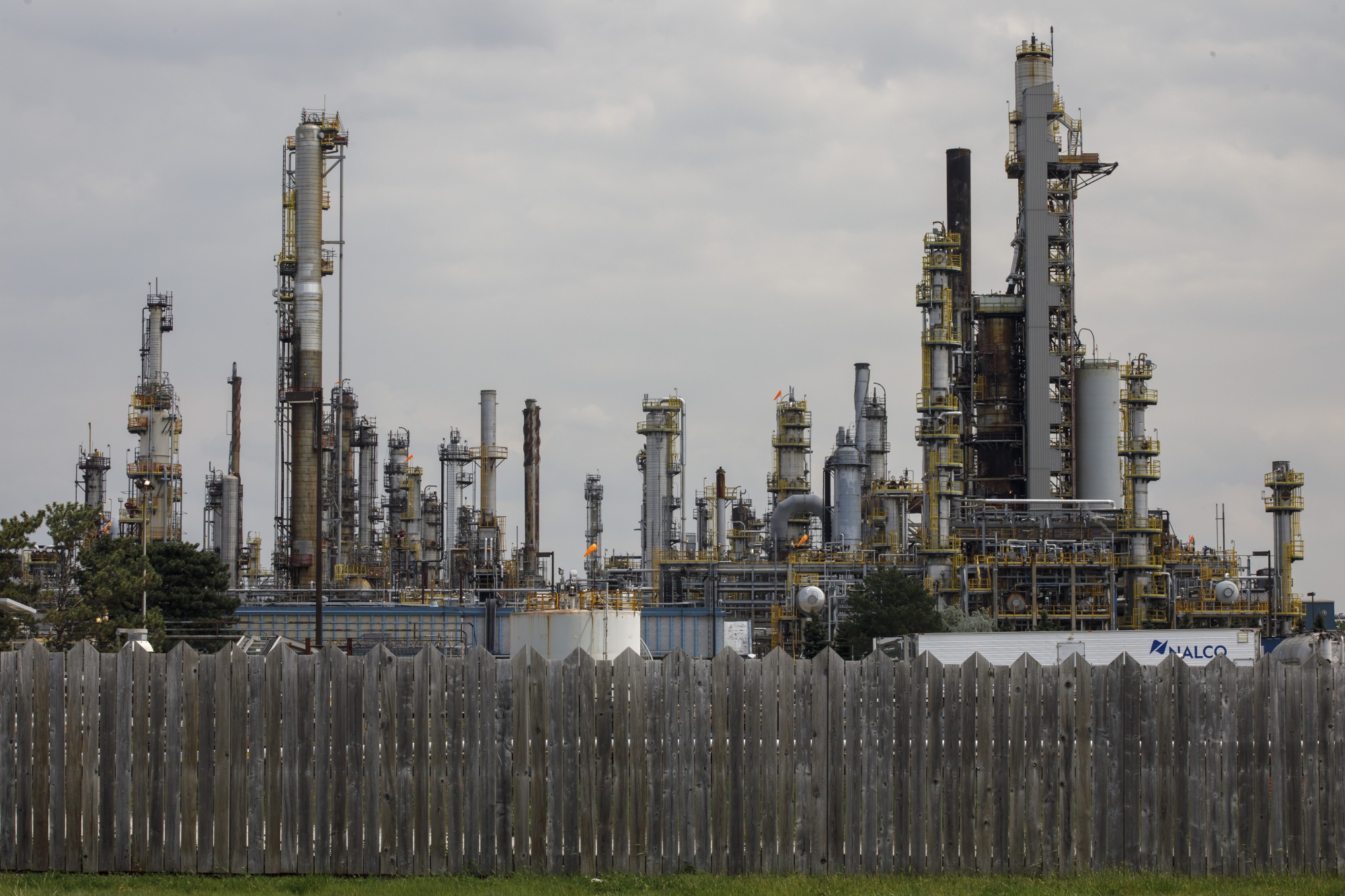 Suncor Pledges To Cut A Third Of Carbon Emissions By 2030 Bloomberg