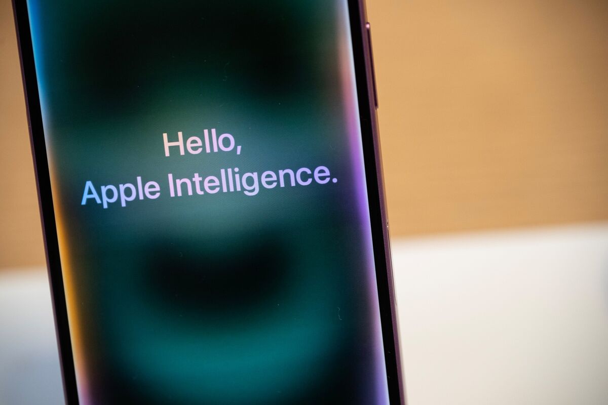 アップル、会話型に進化した「Siri」開発-AI勢力入り目指し - Bloomberg