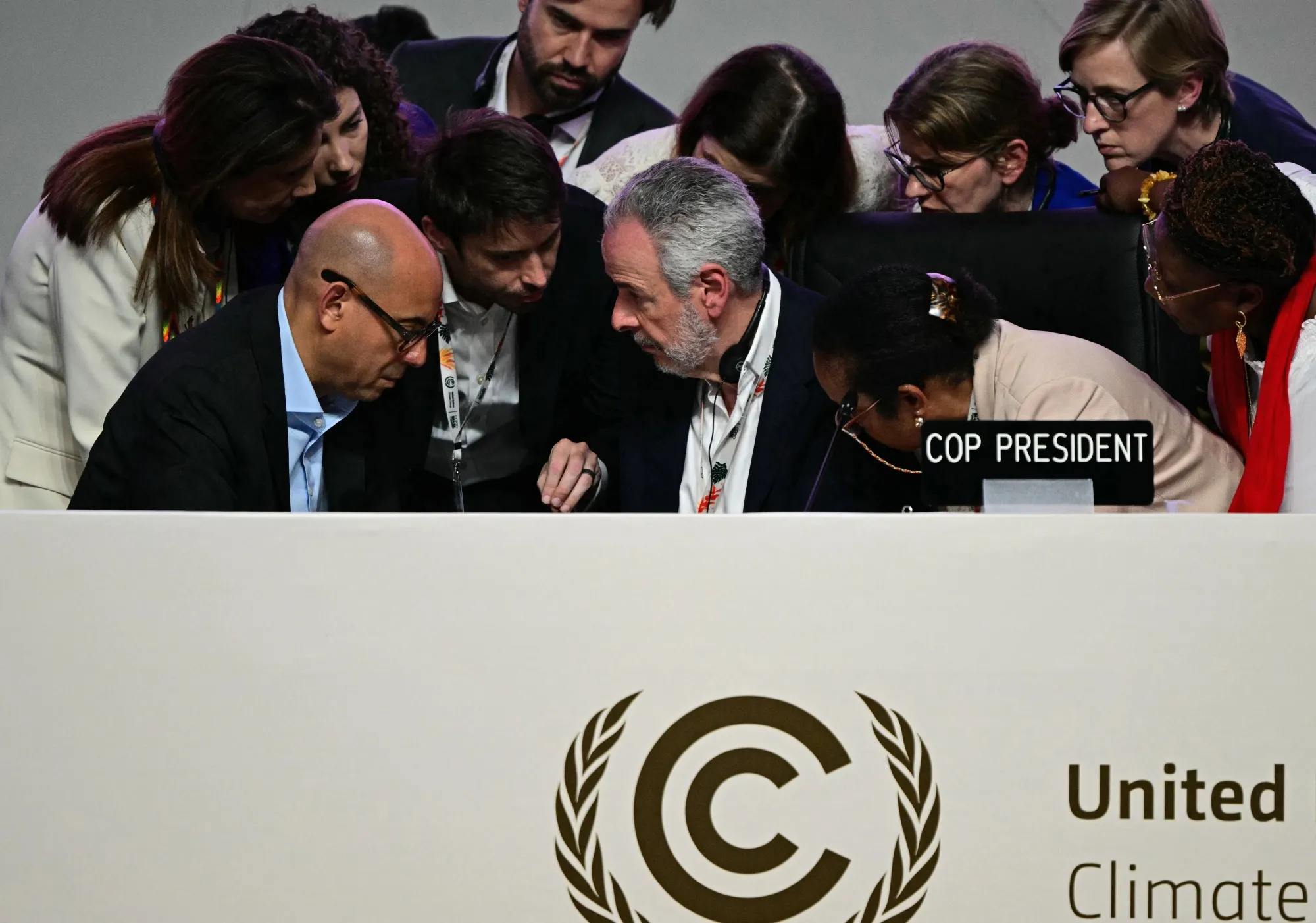 COP30 President Andre Correa do Lago (C) listens to his advisers next to United Nations Climate Change Executive Secretary Simon Stiell (L) after the plenary session was interrupted following Colombia's intervention at the COP30 UN Climate Change Conference in Belem, Para state, Brazil, on November 22, 2025.