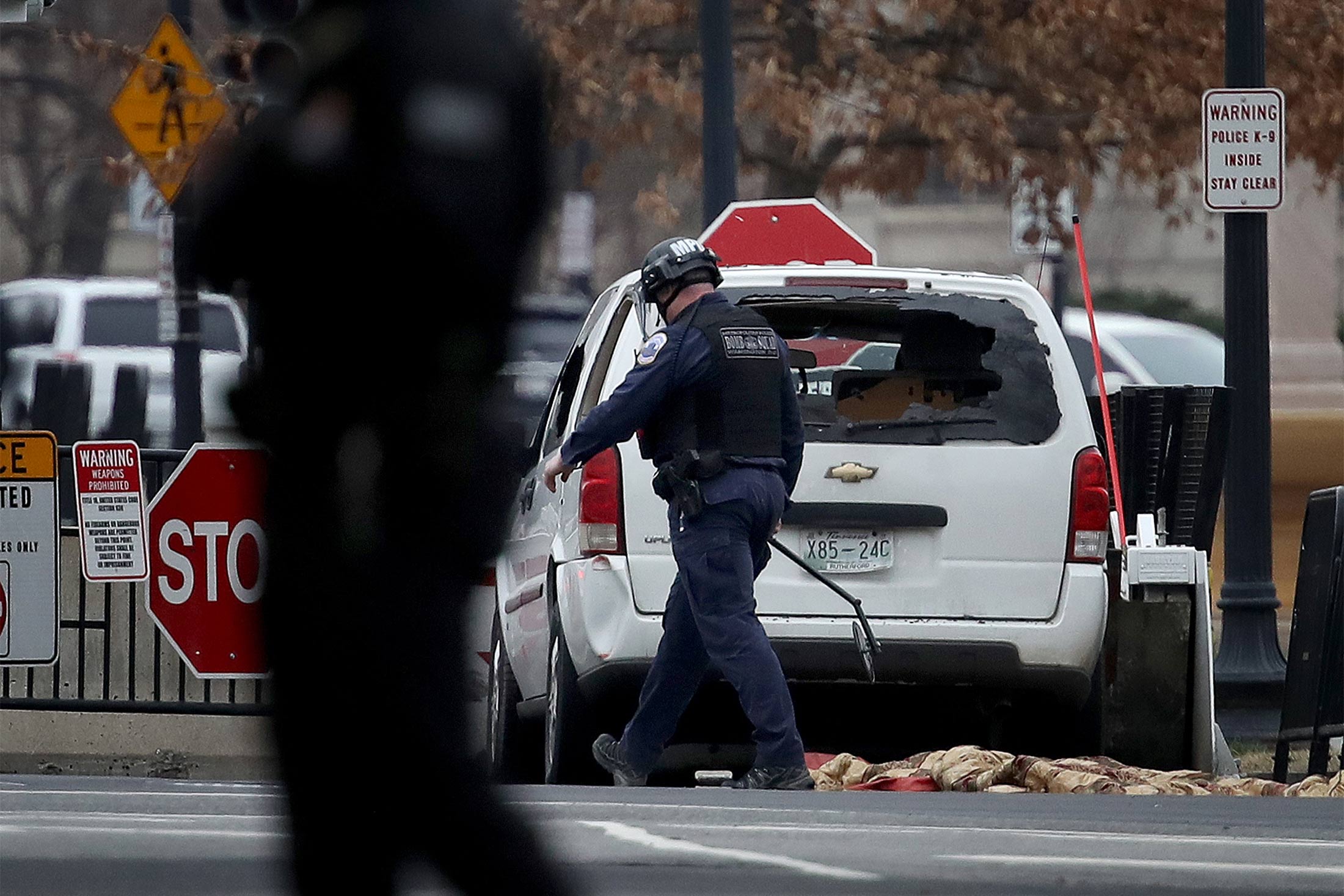 White House Locked Down After Vehicle Strikes Barrier - Bloomberg