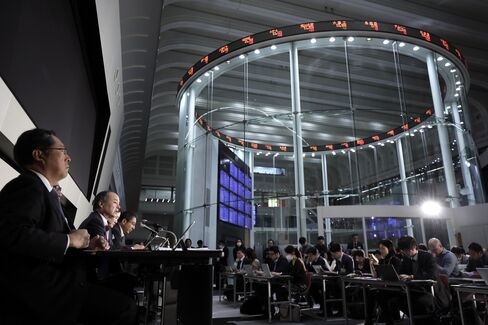 東証での企業決算発表の様子