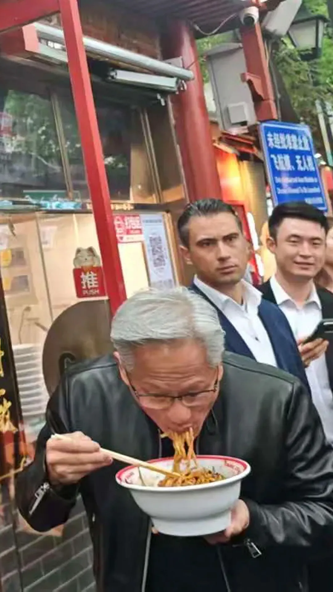Watch Nvidia's Jensen Huang Spotted Eating Noodles on Beijing Sidewalk During Trump Visit - Bloomberg