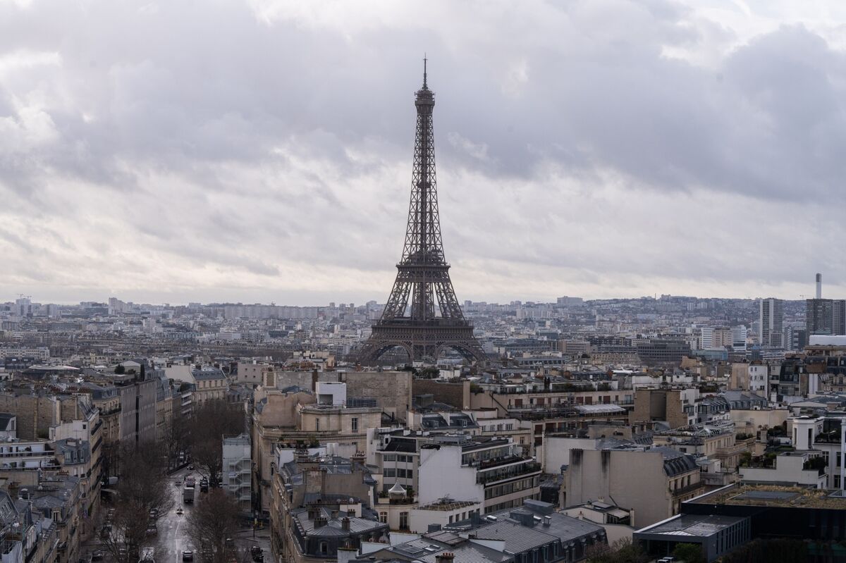 France’s Political Gloom Crushes an Otherwise Resilient Economy