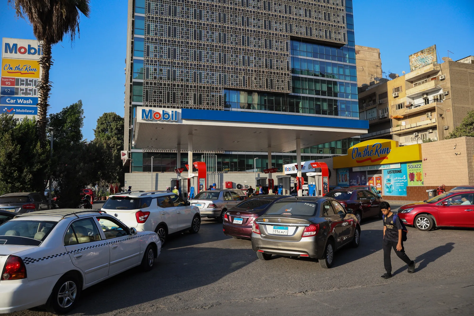 Motorists queue to buy gasoline in Giza.