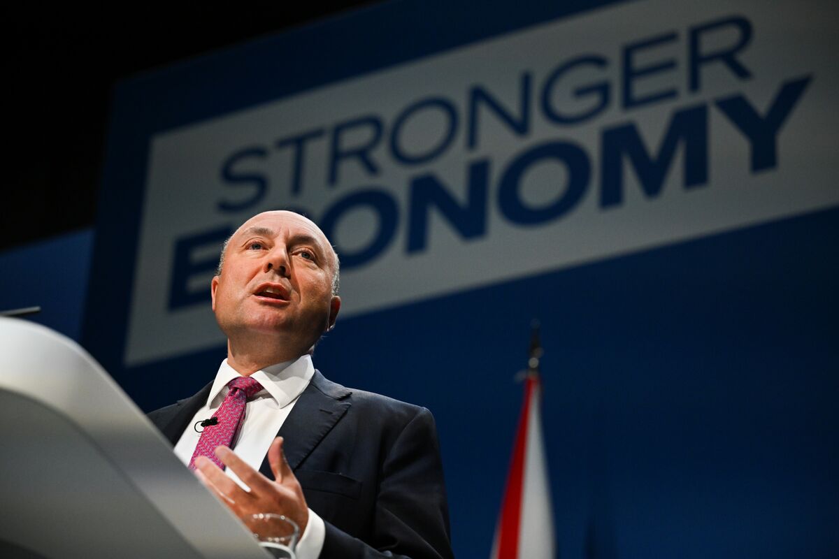 Healey Put on Spot Over Billionaire Rokos Quitting Britain