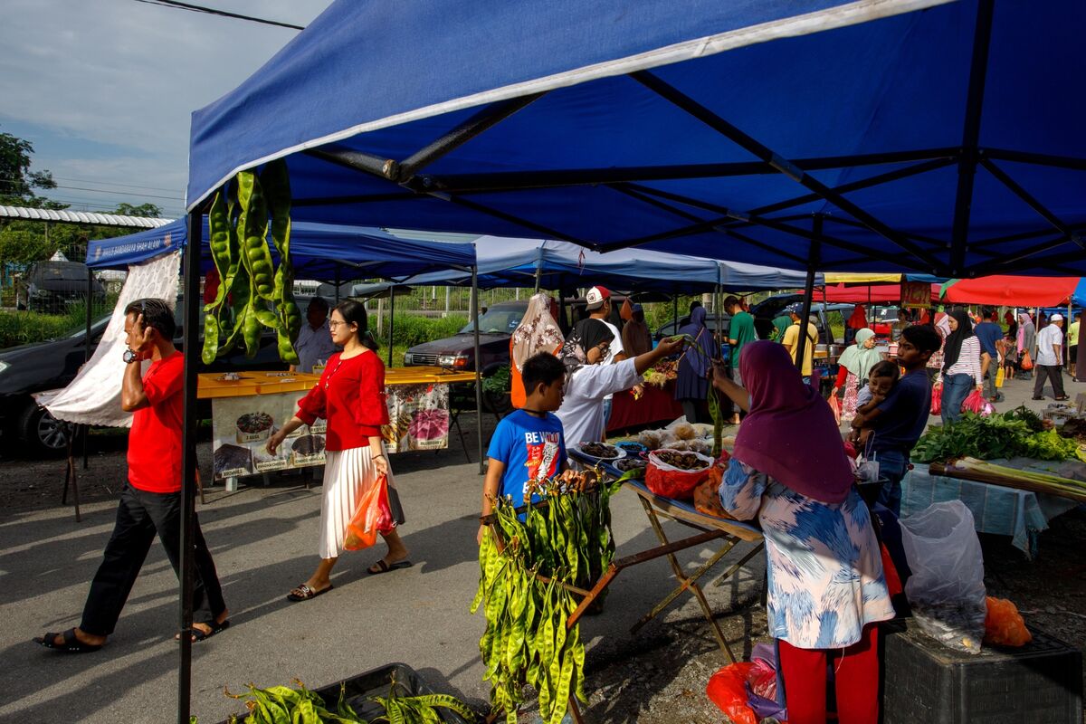 Malaysia Keeps Key Rate Steady Amid Cooling Inflation, Growth