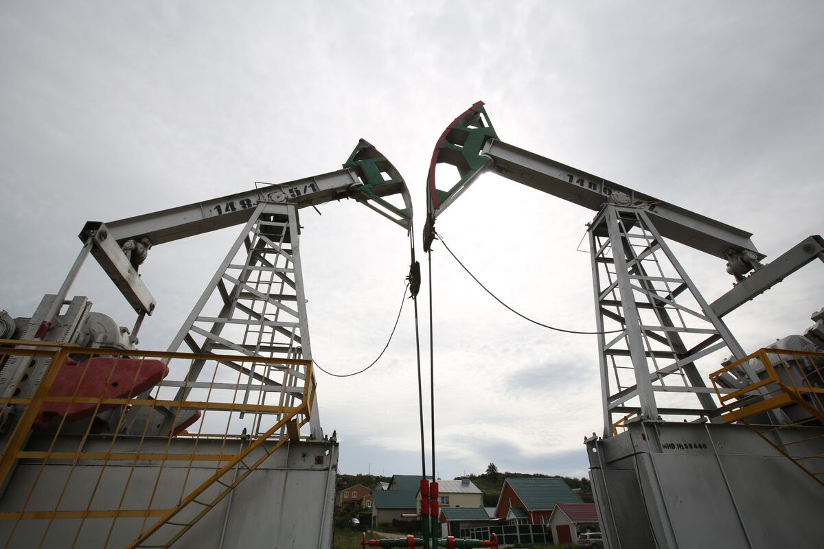 Russia’s Oil Output Falls to Lowest in at Least 2 1/2 Years