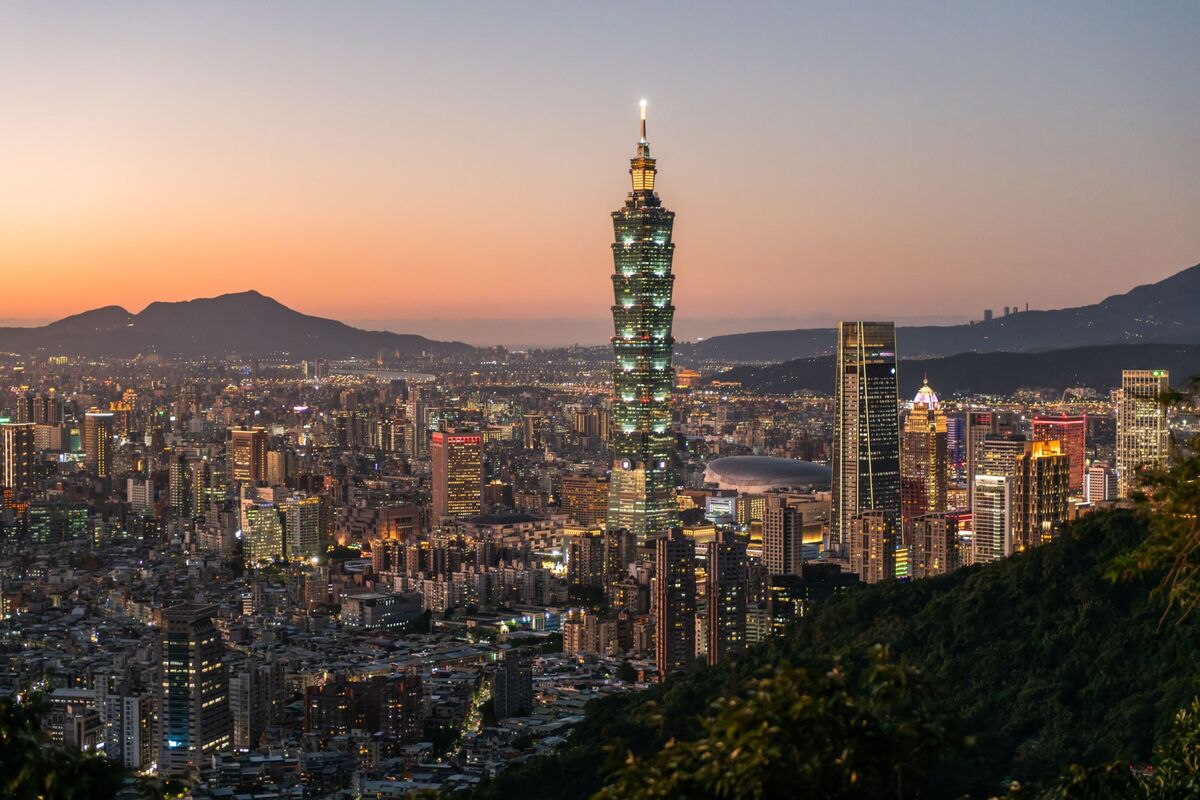 Hedge Fund UG Investment Courts Taiwan’s Rich to Tap AI Wealth