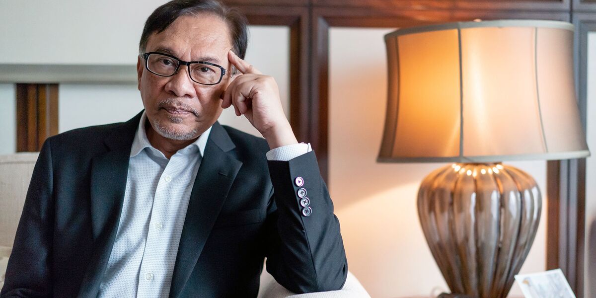 Anwar Looks to Reassure Investors on Canceled Malaysia Projects - Bloomberg
