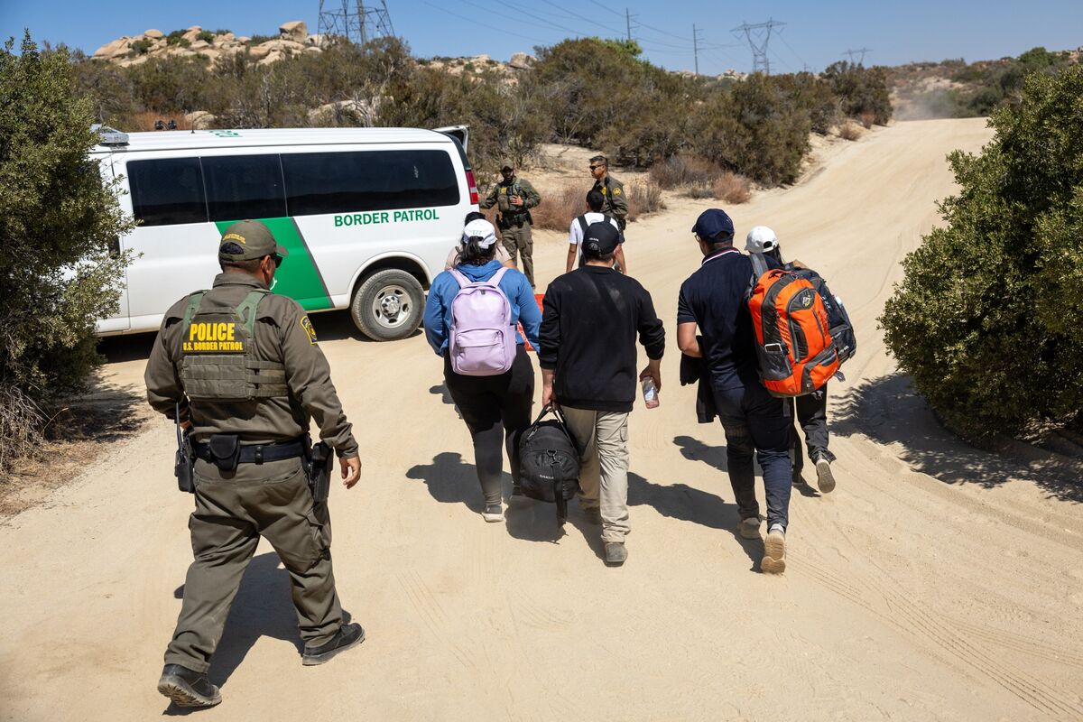 🟪"Trump intensifica le accuse penali contro gli immigrati irregolari per aggirare le politiche locali"