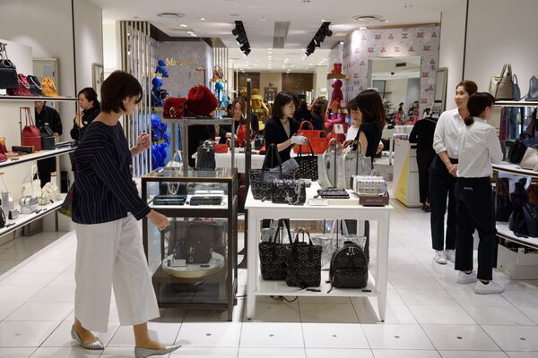 Splurging by the Wealthy Is Polarizing Japan?s Retail Stocks