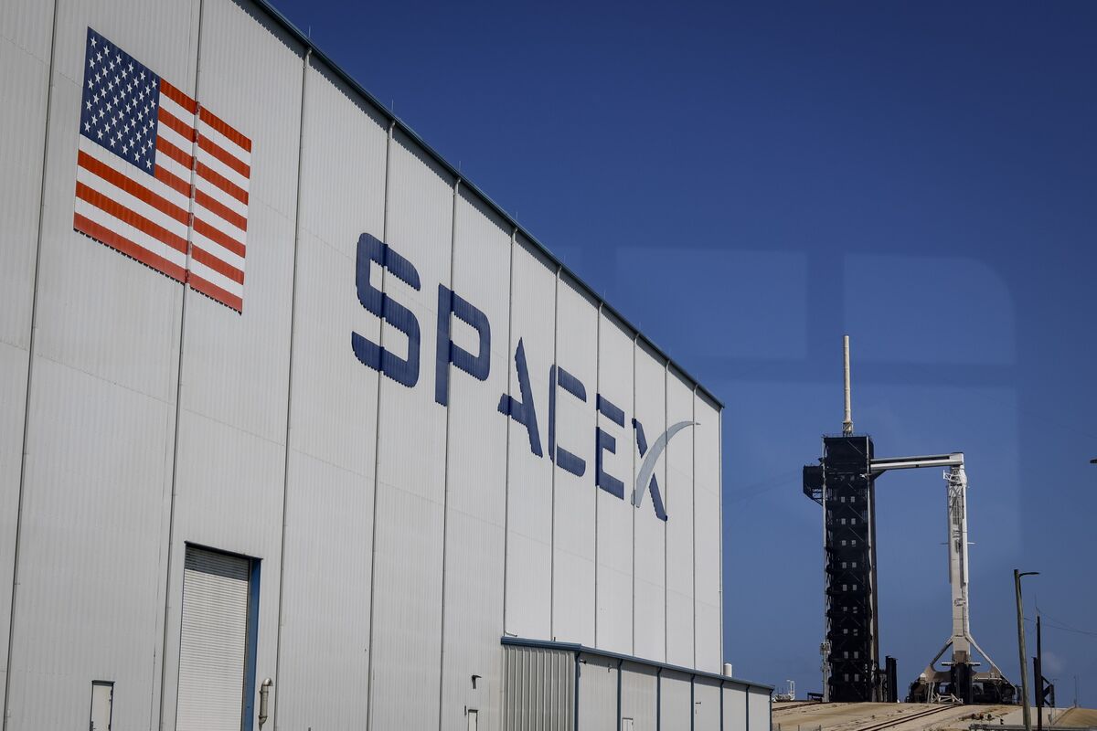 SpaceX Eyes 15 Billion in Sales Next Year on Starlink Strength Bloomberg