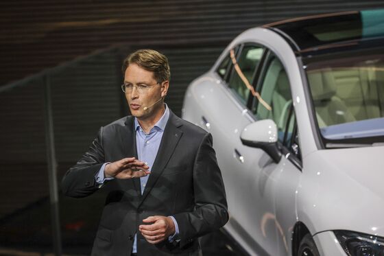 Daimler Investors Approve Plan to Split Mercedes From Trucks