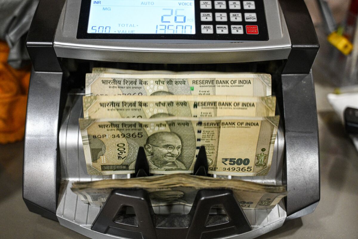 India’s RBI Steps Up Support for Rupee, Bonds as Oil Swings