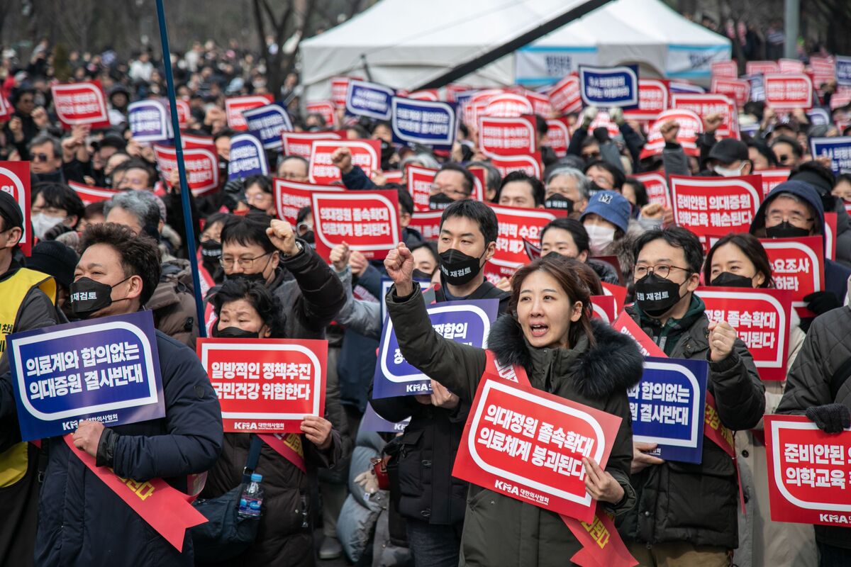 Deaths From Doctor Shortage Fuel Election Angst in Korea - Bloomberg