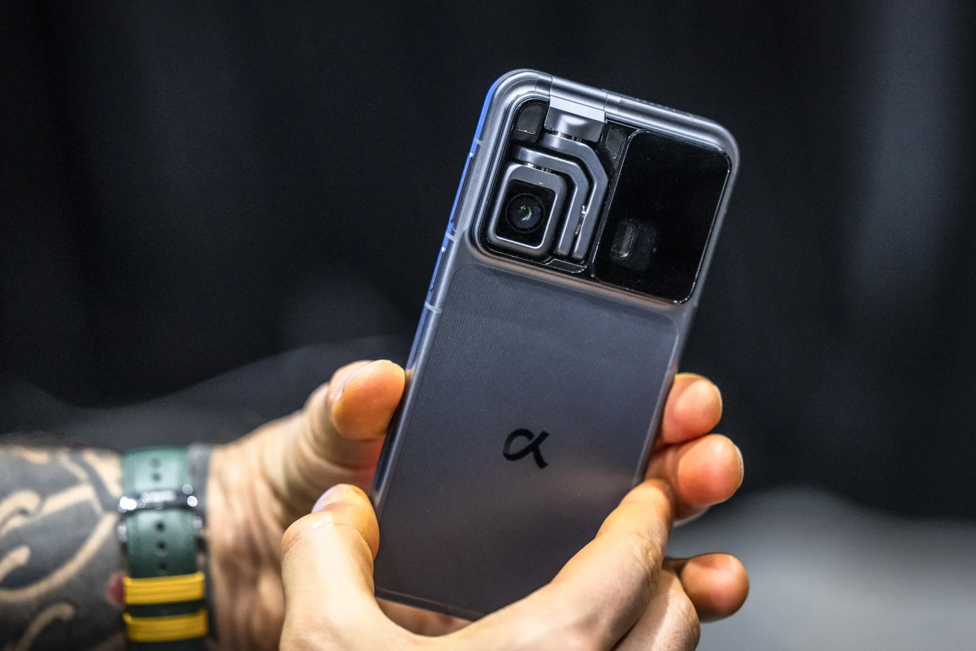 Китайська компанія Honor демонструє гуманоїдний та робототехнічний телефони в AI Pivot