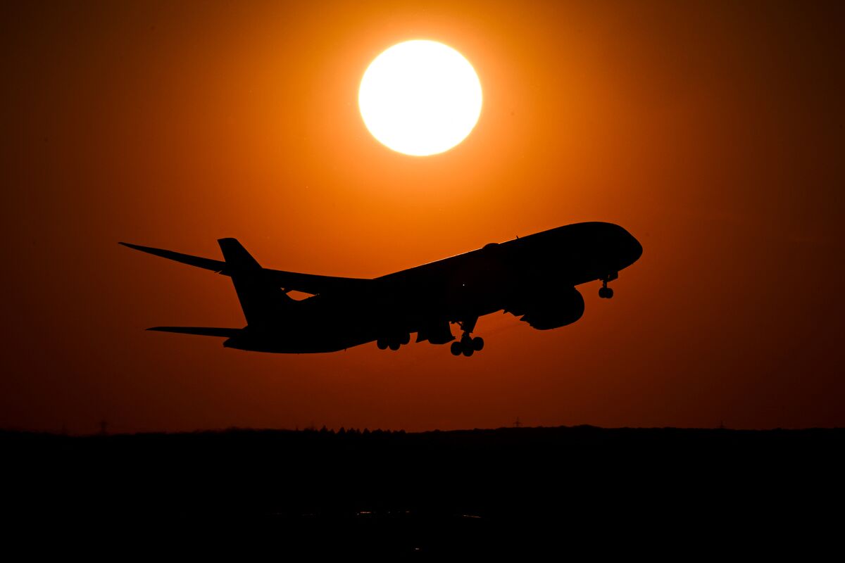 bloomberg.com - Kate Duffy - European Airlines Warn Higher Fuel Costs Will Be Paid by Flyers