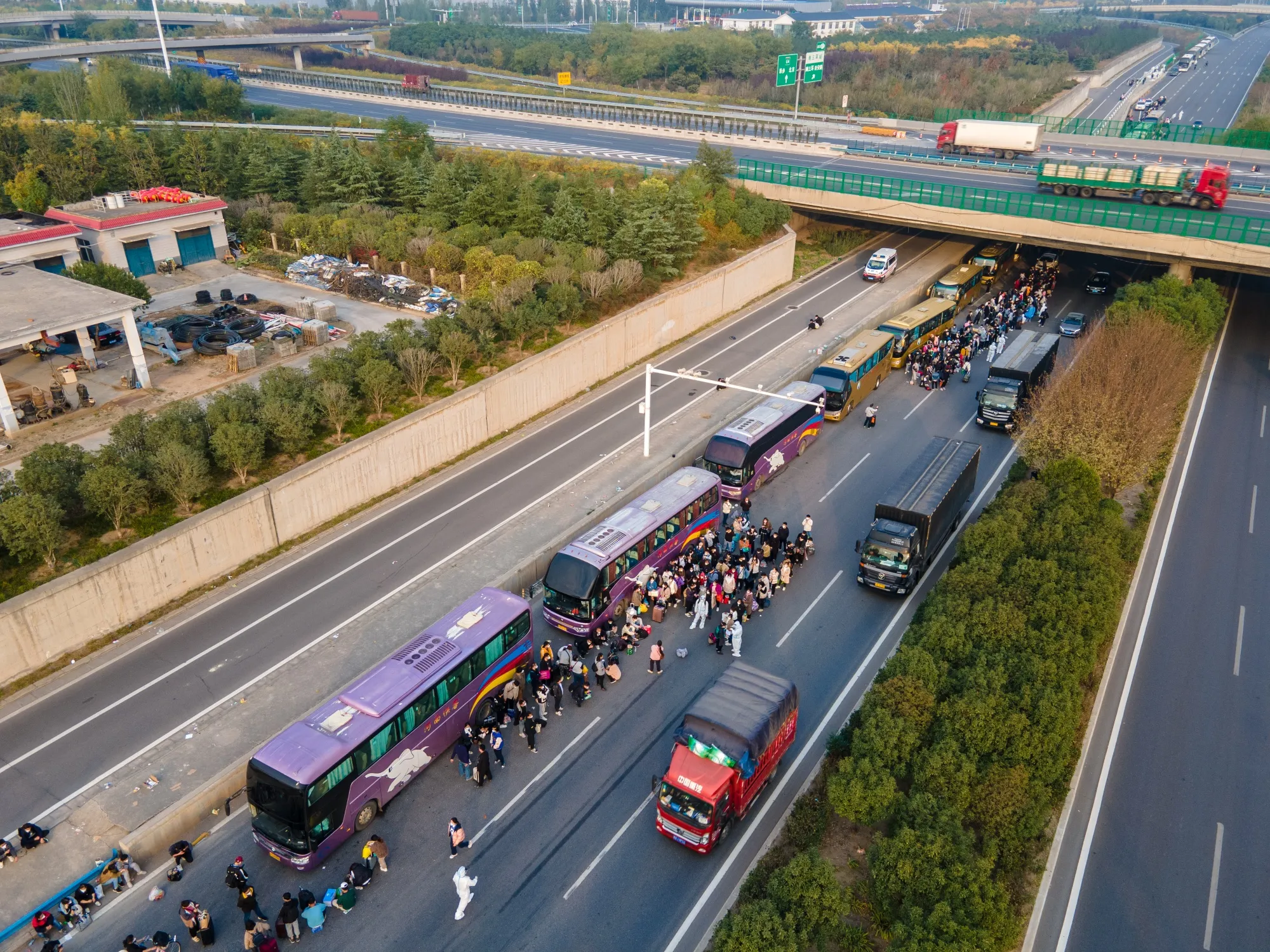 Foxconn employees take shuttle buses to head home in Zhengzhou, Henan Province on Oct. 30.
