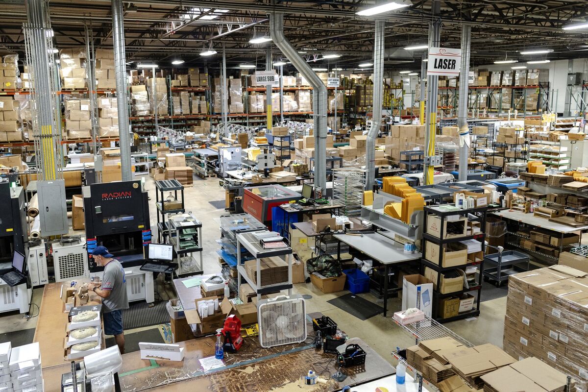 US Ends Duty-Free Parcels as E-Commerce Grows Too Big to Mail - Bloomberg.com