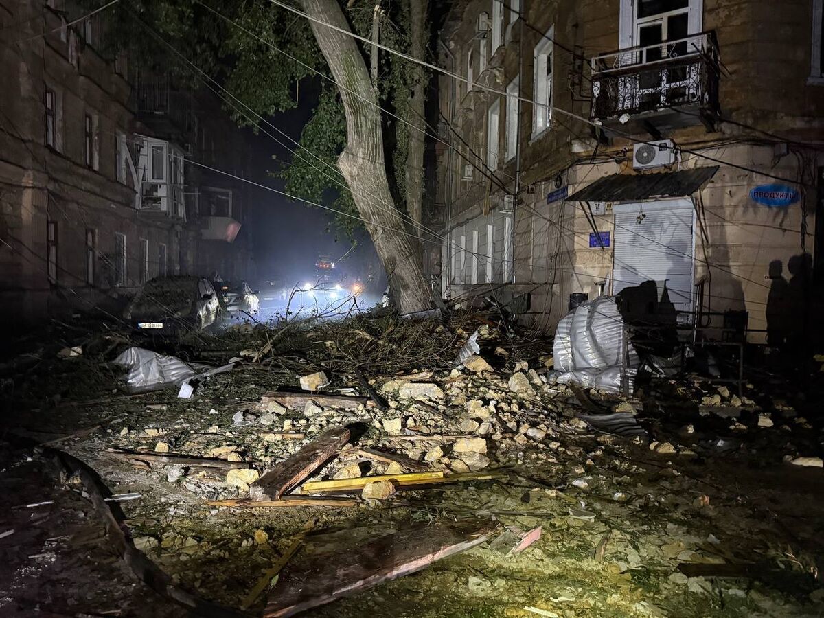 🟪"Attacco Russo con Droni su Kyiv e Odesa: Una Vittima e Distruzione"