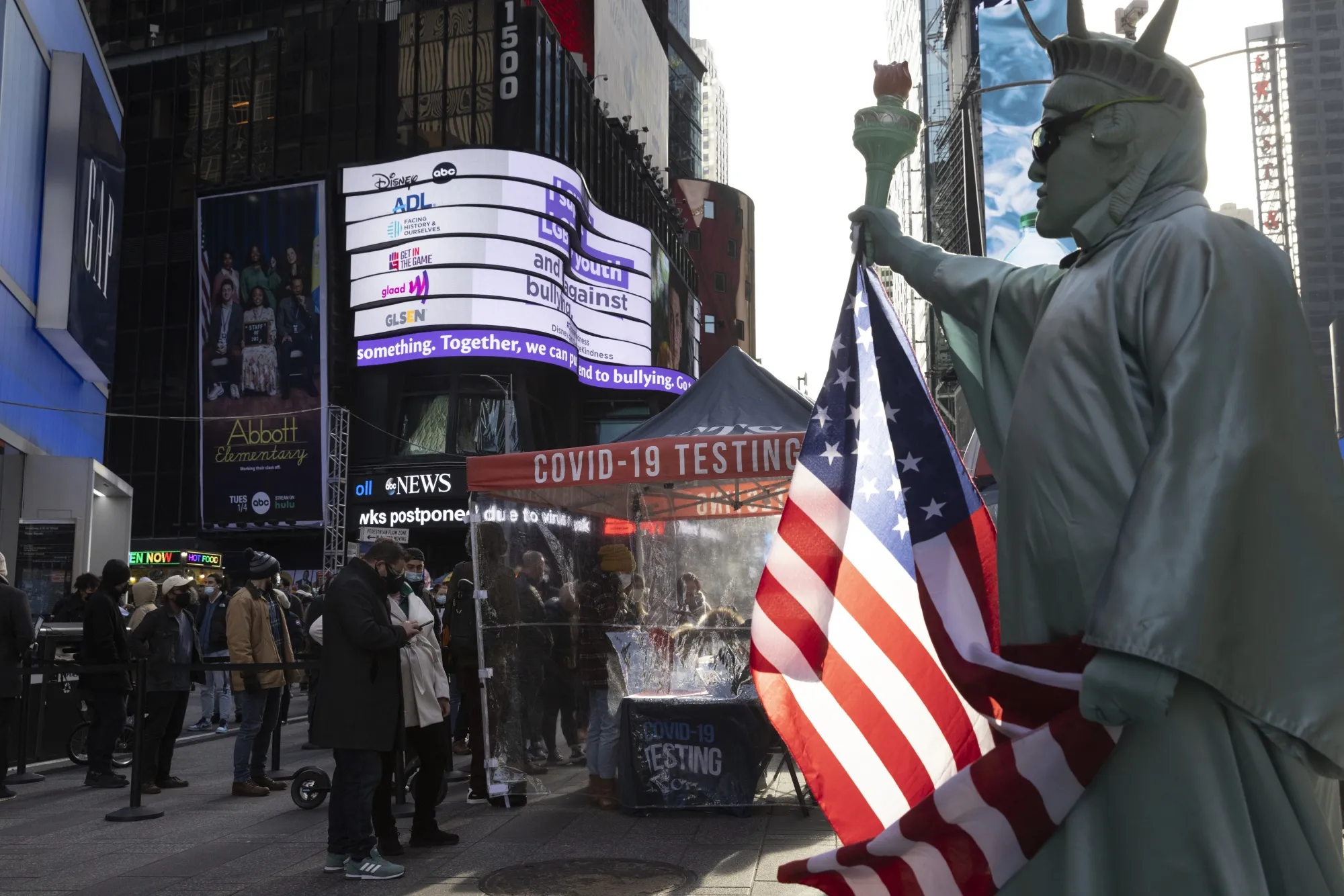 A line outside a Covid-19 mobile testing site in the Times Square neighborhood of New York on&nbsp;Dec. 19.