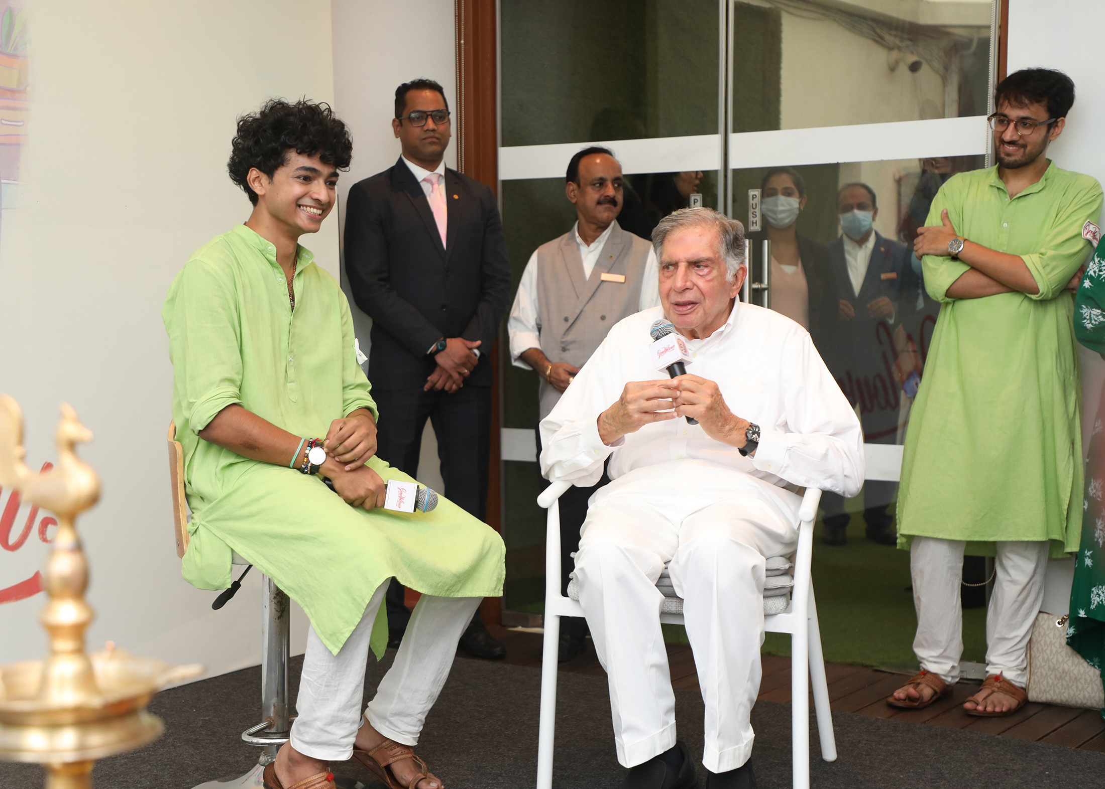 Ratan Tata 84 Backs Startup That Staves Off Senior Loneliness Bloomberg