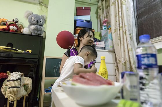 Baby Shortage Prompts China’s Unwed Mothers to Fight for Change