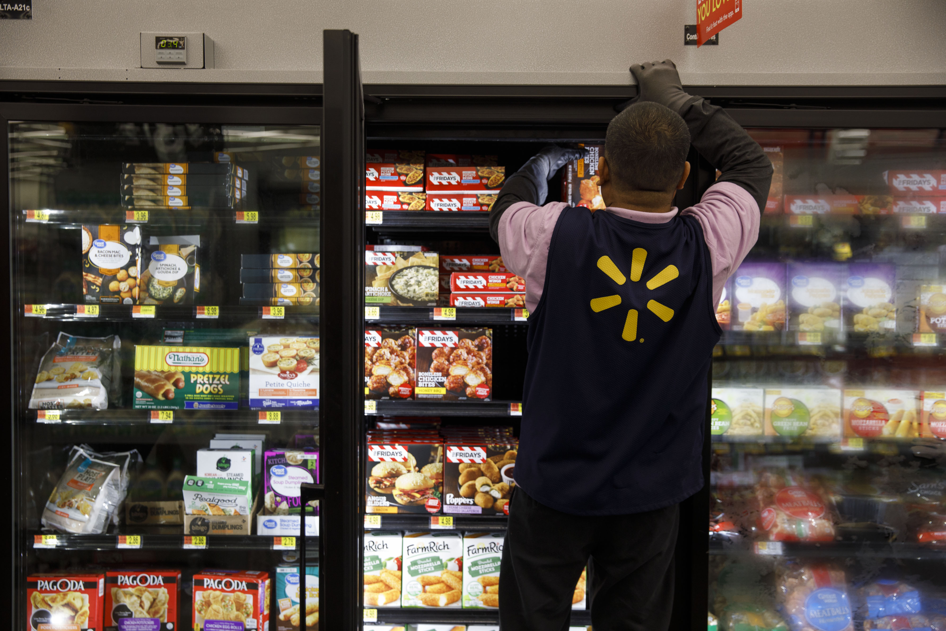 What It's Like to Shop at Walmart Discount Stores and Supercenters