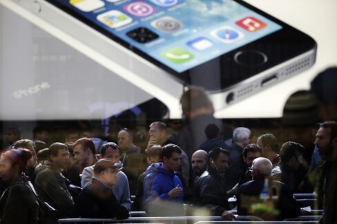 Apple’s IPhone Crowds Signal Record Debut for Flagship Product