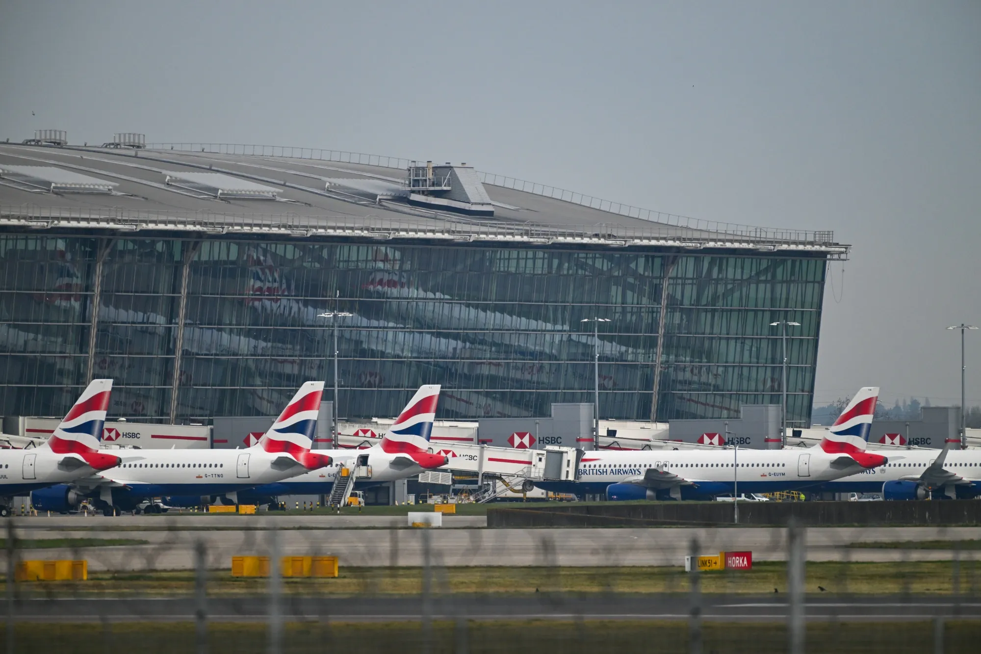 Iran War Has Heathrow Airport Facing 300 Canceled Flights - Bloomberg