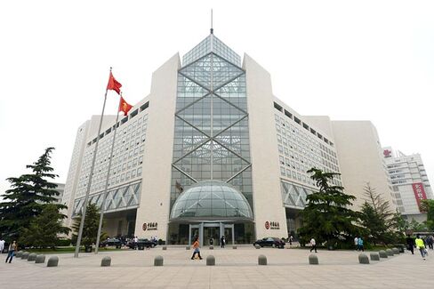 China's Bank Profits Mask Service-Sector Weakness