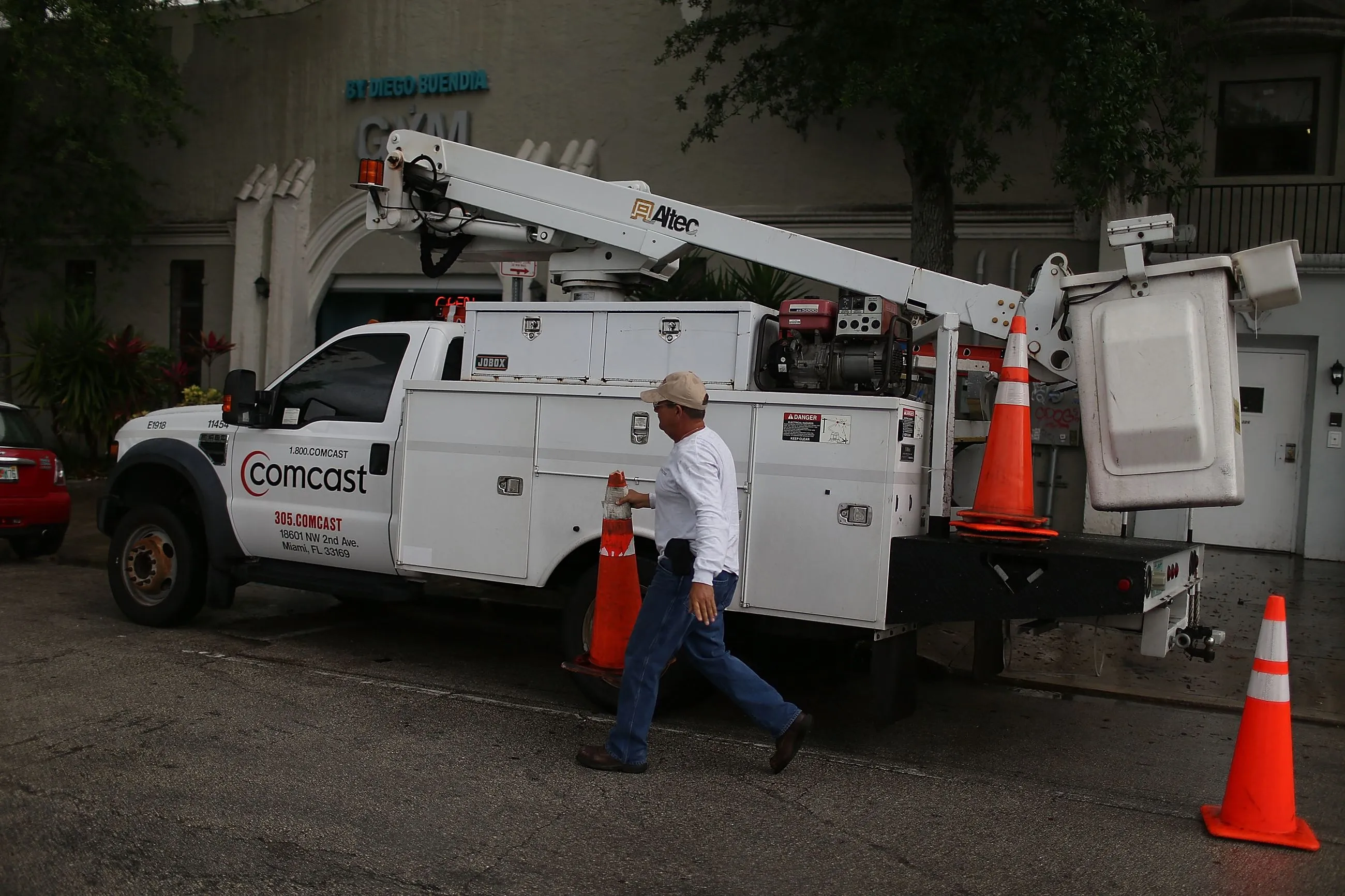 Comcast says it can close the digital divide in Baltimore by offering residents discounted service. Baltimore wants to build its own broadband network instead.&nbsp;